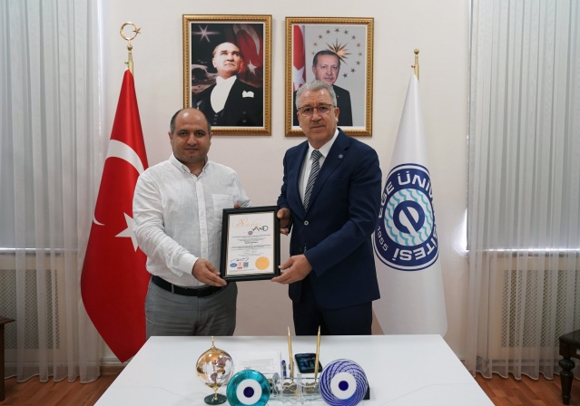 Son dönemde dijitalleşme çalışmalarıyla öne çıkan Ege Üniversitesi, bu kapsamda yaptığı çalışmaların kalitesini yetkili kurumlara tescil ettirmeye devam ediyor. Ege Üniversitesi, bilgi varlıklarının korunması ve güvenli şekilde saklanması amacını taşıyan “ISO 27001 Bilgi Yönetim Güvenliği Sistemi" belgesini almaya hak kazandı. EÜ Bilgi İşlem Daire Başkanı Ümit Daştan, Rektör Prof. Dr. Necdet Budak’ı makamında ziyaret ederek belgeyi takdim etti.

Dijitalleşen dünyada kişisel verilerin ve kurumsal bilgilerin güvenli şekilde saklanmasının hayati önem taşıdığını ifade eden Rektör Prof. Dr. Necdet Budak, “Gelişen teknoloji ve artan bilgi kullanımı ile bilgi güvenliğinin önemi her geçen gün artıyor. Bu amaçla Kişisel Verilerin Korunması Kanunu, Cumhurbaşkanlığı Dijital Dönüşüm Ofisinin yayınladığı Bilgi ve İletişim Güvenliği Rehberi ve Kamu iç kontrol standartları tebliği gibi mevzuat ve standartların uygulanması amacıyla kurumumuzda Bilgi Güvenliği Yönetim Sisteminin devreye alınarak bilgiye erişimin sistematik bir şekilde izlenmesi ihtiyacı doğdu. Buna istinaden Ege Üniversitesi Tıp Fakültesi Hastanesinde söz konusu sisteme uyum çalışmalarını gerçekleştirerek denetim sonucunda belgemizi aldık. Üniversitemizin bilişim altyapısını bir standart çevresinde tanımlayarak risklerin belirlenmesini ve olası tehditlerin raporlanmasını sağlayacağız. Bilgi güvenliği konusunda ölçülebilir ve sürdürülebilir bir sistemi üniversitemize kazandırdıkları için Bilgi İşlem Daire Başkanımız Ümit Daştan’a ve emeği geçen çalışma arkadaşlarımıza teşekkür ediyorum” dedi.

“Dijital dönüşüm devam edecek”

Ege Üniversitesinin dijital dönüşümünün devam edeceğini söyleyen Prof. Dr. Budak, “Dünyada var olmamız için gelişen ve sürekli değişen teknolojiye ayak uydurmamız gerekiyor. Bunun için üniversitemizin dijitalleşme misyonu kapsamında başarılı ve örnek çalışmalar yürütüyoruz. Cumhurbaşkanlığı Dijital Dönüşüm Ofisi Başkanlığı ile Sanayi ve Teknoloji Bakanlığı koordinasyonunda oluşturulan Dijital İnovasyon İş Birliği Platformunun sekiz kurucu üyesinden birisiyiz. Gerek öğrencilerimizin gerekse akademisyenlerimizin işlemlerini daha rahat ve hızlı yapmalarını sağlayacak pek çok dijital uygulamayı hizmete sunduk. Tam akredite bir araştırma üniversitesi olarak ülkemizin teknolojiyi tasarlayan, geliştiren, üreten bir konuma gelmesi adına üzerimize düşen görevi yapmak için çaba sarf ediyoruz” diye konuştu.

EÜ Bilgi İşlem daire Başkanı Ümit Daştan ise Ege Üniversitesine güvenilir bir sistemi kazandırmanın mutluluğunu yaşadıklarını belirterek “ISO 27001 Bilgi Yönetim Güvenliği Sistemi” belgesini Rektör Prof. Dr. Budak’a takdim etti.
