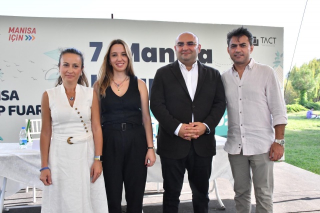 Sinan Akyüz, “Bu tür etkinliklerin devam etmesi gerekiyor
7. Manisa Kitap Fuarı’nda okurlarıyla buluşan Sinan Akyüz, fuarın kurulduğu alana dikkat çekti. Akyüz, “Gerçekten de mekân olağanüstü okurlar olağanüstü. Umarım bu yedinin yanına bir sıfır koyarız. Bu tür etkinliklerin devam etmesi gerekiyor. Manisa Büyükşehir Belediye Başkanı Ferdi Zeyrek’e ve emeği geçen herkese tek tek teşekkür ederim” dedi. Sinan Yağmur ise fuarla ilgili şunları söyledi; “Manisa’mız kadim medeniyetimizin yıldızlarından,  güneşinden. Edebiyatın, sanatın, kültürün, kardeşliğin, huzurun bir arada iç içe olduğu bir şehrimiz. Manisa’nın da bu kitap fuarında emeği geçen Manisa Büyükşehir Belediye Başkanı Ferdi Zeyrek’e, organizasyonda emeği geçenlere, yayın evlerine, yazarlara, sanatta emeği geçenlere teşekkür ederim.”