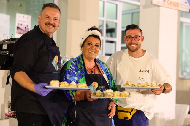TÜRK ŞEFTEN ‘SAKIZLI KADAYIF’ 
Sakız Adası’nda bu yıl ilk kez düzenlenen ve ‘Sakız’ın ana tema olarak belirlendiği gastronomi festivali renkli görüntülere sahne oldu. Üç gün boyuna süren etkinlikler kapsamında Yunanistan’dan, Türkiye'den ve Romanya’dan gelen ünlü şefler, yaptıkları lezzetli yemekler ve tatlılarla damaklara hitap etti. İlk gün Sakız Adası Şehir Meydanı’nda kurulan sahnede yemek pişiren konuk aşçılar, bu yemekleri halka test ettirdi. Ayrıca etkinliği destekleyen dernekler meydana stantlar kurarak turistlere geleneksel tatları tanıttı. Sakız aromalı yemeklerin yapıldığı festivalin ikinci günü Sakız Müzesi’nde gerçekleşti. Burada Aşçı Muhittin Fidan sakız aromalı kadayıf pişirerek konuklara ikram etti. Daha sonra Yunan Şef Stilianos Digkas ile Romanya’dan konuk olan Ioulia Silviana Gastronomi üzerine mini bir söyleşi gerçekleştirdi. Daha sonra Lagada köyüne geçen konuk aşçılar, yöresel yemekler yaparak köy sakinlerine tattırdı.