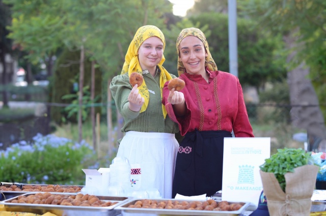 SENEYE TEMA: MANDALİN
Festivalle ilgili konuşan Sakız Belediyesi Başkan Yardımcısı Kostas Verginas, ‘’Bu yıl ilk kez Sakız Adası Turizm Organizasyon Ekibi tarafından derneklerin desteğiyle gerçekleşen festivali, önümüzdeki yıl Mayıs ayında farklı bir tema ile Belediye’nin ev sahipliğinde gerçekleştireceğiz. Mandalina tealı bir festival yapabiliriz. Tüm katkı koyanlara teşekkür ederiz’’ diye konuştu.