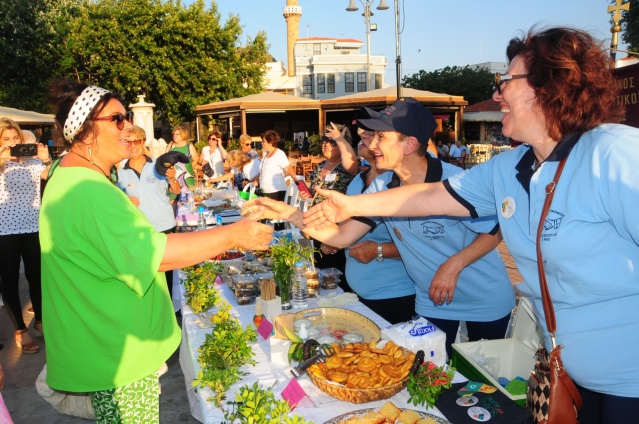 Ünlü şefler ‘Sakız’ lezzetlerini tanıttı

Yunanistan’ın Sakız Adası’nda ilk kez gerçekleştirilen ‘’Taste Like Chios 2023’’ festivali, gastronomi dünyasının önemli şeflerini ağırladı. 3 günlük etkinlik programı kapsamında adaya özgü lezzetler tanıtıldı. Yunan, Türk ve Romanyalı ünlü şefler, sakız temalı yemekler ve tatlılarla katılımcıların beğenisini topladı.