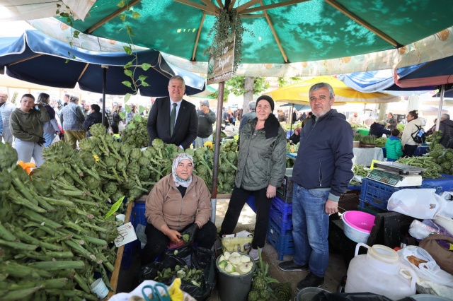 BAŞKAN BALKAN ÜRETİCİ STANTLARINI GEZDİ

Urla Belediye Başkanı Selçuk Balkan, festival alanındaki üretici stantlarını ziyaret ederek üreticilerle bir araya geldi. Stantları tek tek gezen Balkan, emekleriyle üretime katkı sağlayan üreticilere bol ve bereketli kazançlar diledi.