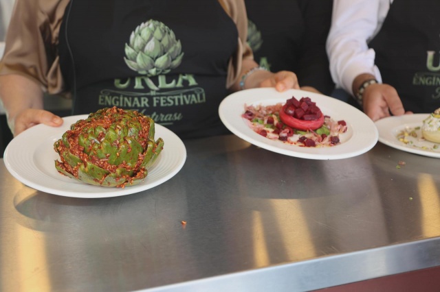 URLA’DA MUTFAKLARIN RİTMİ DİNMEDİ

Festivalin ikinci gününde de mutfaktaki hareketlilik hız kesmeden devam etti. “Gastronomi Urla’da Buluşuyor” atölyeleri kapsamında şefler, Urla’nın lezzet hafızasını farklı yorumlarla katılımcılara aktardı. İstifçi Restoran’ın Şefi Pınar Sucu ile başlayan atölye programı, Bi’ Masa’nın Kurucu Şefi Can Özcan ve Şef Hilal Gökmen’in sunumlarıyla sürdü. Gün, Yel ve Urla’nın Kurucu Şefi Serkan Anavatan’ın gerçekleştirdiği atölye ile tamamlandı.

Her atölye, katılımcılara farklı bir tat ve hikâye sunarken, Urla’nın gastronomi kimliği bir kez daha ön plana çıktı.