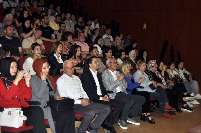 Açılış konuşmasında milli değerlerin hatırlanmasına vurgu yapan Prof. Dr. Özge Gülbey, “Yeni nesle; geçmişimizi, milli değerlerimizi, kültürümüzü aktarmak, birinci derecede görevimiz. Değerli öğrencilerimiz, müfredat dışında bu etkinliği gerçekleştirdiler. Konserde çok büyük bir emek var. Bir topluluğu, tek bir yürekten çıkan ses verecek hale getirmek çok zorlu bir süreçtir. Çok çalışma prova gerektirir. Tüm öğrencilerime ve Metin Hocama çok teşekkür ediyorum, emeklerine sağlık” dedi.