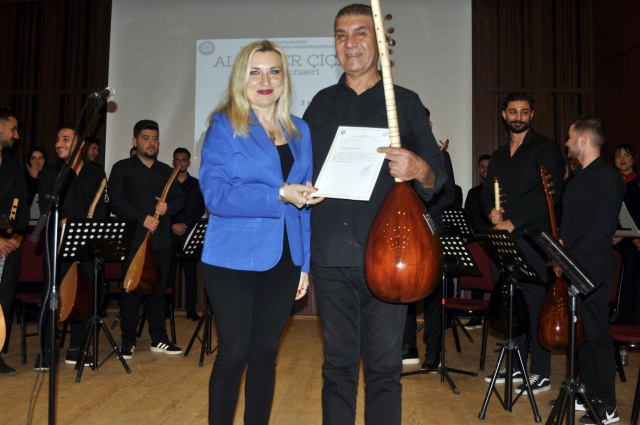 Ege Üniversitesi (EÜ) Devlet Türk Musikisi Konservatuarı’nda (DTMK) “Ali Ekber Çiçek’i Anma Konseri” gerçekleştirildi.