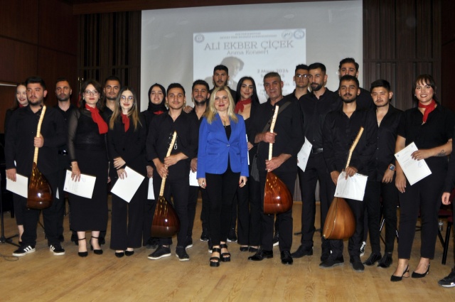 Türk Halk Müziğinin yeri dolmaz usta sanatçısı Ali Ekber Çiçek’in anıldığı konsere; EÜ DTMK Müdürü Prof. Dr. Özge Gülbey, EÜ DTMK Türk Halk Müziği Ana Sanat Dalı Başkanı Doç. Dr. Özgür Çelik, çok sayıda akademisyen ve öğrenci katıldı. EÜ DTMK Etkinlik Salonu’nda gerçekleşen konserin sanat yönetmenliğini EÜ DTMK Öğr. Gör. Metin Şengül üstlendi.