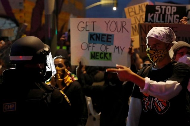 NEW YORK'TA GÖSTERİCİLERLE POLİS ÇATIŞTI
New York’ta akşam saatlerinde başlayan ve gece yarısına kadar devam eden gösterilerde de polis ile protestocular arasında zaman zaman çatışmalar yaşandı.
Sosyal medyadan yapılan paylaşımlarda polisin kalabalığa copla müdahale ettiği gözlenirken, bir polis aracının da bariyerlerin önünde duran göstericilerin üzerine sürülmesi sonucu bazı kişilerin yaralandığı görüldü.
Manhattan Union Meydanı civarındaki gösterilerde protestocular bazı polis araçlarının camlarını kırdı, sprey boya ile araçların üzerine sloganlar yazdı.