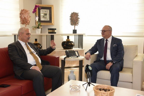 Manisa Valisi Mustafa Hakan Güvençer, Manisa Büyükşehir Belediye Başkanı Cengiz Ergün’ü makamında ziyaret ederek, gündemdeki konular hakkında görüş alışverişinde bulundu.

Manisa Büyükşehir Belediye Başkanı Cengiz Ergün’ü makamında Manisa Valisi Mustafa Hakan Güvençer ziyaret etti. Ziyaret öncesi Başkan Ergün, Genel Sekreter Yardımcısı Yılmaz Gençoğlu ve daire başkanları, Vali Güvençer’i kapıda karşıladı. Başkan Ergün ile birlikte makama geçen Vali Güvençer, “Daha öncede ziyarette bulunmak istemiştim. Nasip bugüneymiş. Böylelikle hem kandilinizi tebrik edeyim hem de cumanızı tebrik edeyim” dedi. Manisa Büyükşehir Belediye Başkanı Cengiz Ergün de yapılan ziyaretten dolayı memnuniyetini ifade ederek, Vali Güvençer’in kandilini kutladı. Ziyaret yapılan karşılıklı görüş alışverişi sonrasında sona erdi.