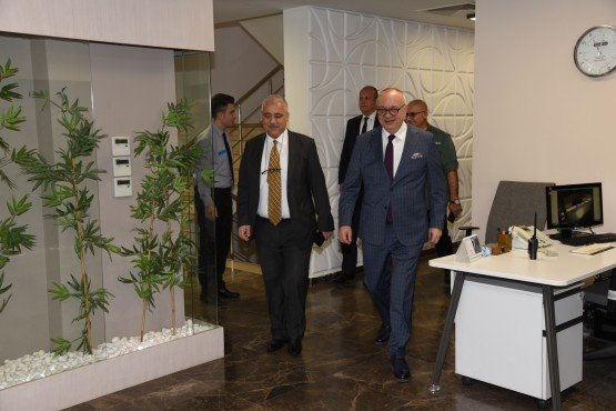 Manisa Valisi Mustafa Hakan Güvençer, Manisa Büyükşehir Belediye Başkanı Cengiz Ergün’ü makamında ziyaret ederek, gündemdeki konular hakkında görüş alışverişinde bulundu.

Manisa Büyükşehir Belediye Başkanı Cengiz Ergün’ü makamında Manisa Valisi Mustafa Hakan Güvençer ziyaret etti. Ziyaret öncesi Başkan Ergün, Genel Sekreter Yardımcısı Yılmaz Gençoğlu ve daire başkanları, Vali Güvençer’i kapıda karşıladı. Başkan Ergün ile birlikte makama geçen Vali Güvençer, “Daha öncede ziyarette bulunmak istemiştim. Nasip bugüneymiş. Böylelikle hem kandilinizi tebrik edeyim hem de cumanızı tebrik edeyim” dedi. Manisa Büyükşehir Belediye Başkanı Cengiz Ergün de yapılan ziyaretten dolayı memnuniyetini ifade ederek, Vali Güvençer’in kandilini kutladı. Ziyaret yapılan karşılıklı görüş alışverişi sonrasında sona erdi.