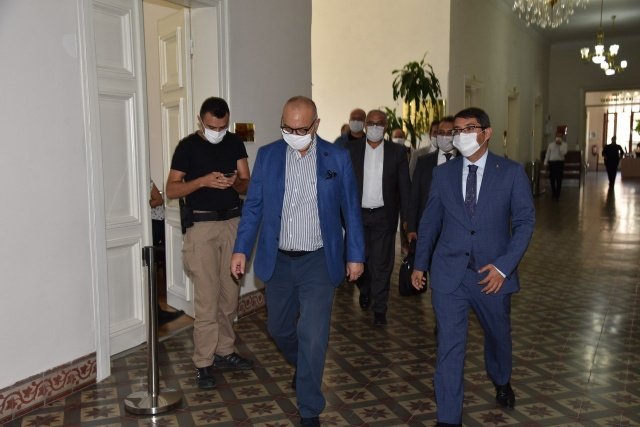 Manisa Büyükşehir Belediye Başkanı Cengiz Ergün, Manisa Valisi Yaşar Karadeniz ile bir araya gelerek, Manisa merkezi olan Yunusemre ve Şehzadeler ilçelerini ilgilendiren projelerle ilgili bilgi verdi.