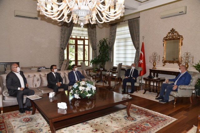 Manisa merkezinde yapılan proje ve hizmetlerin masaya yatırıldığı toplantıda Yunusemre ve Şehzadeler ilçelerini ilgilendiren projelerle ilgili Vali Karadeniz’e bilgi verildi.