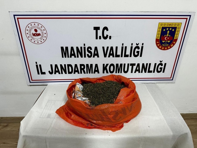 -(168) Kök Kenevir Bitkisi,
-(3) Kilo Kubar Esrar,

Akhisar İlçesinde; ormanlık alan içerisinde yapılan aramada;

-(350) Kök Kenevir Bitkisi, tespit edilmiş olup C. Savcısının talimatı ile sökülmüştür.

Şüpheliler hakkında adli işlemlere başlanmıştır.