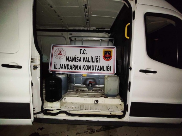 Manisa İli Salihli İlçesinde 24 Eylül 2023 günü saat 02.55 sıralarında Manisa İl Jandarma Komutanlığı KOM Şube Müdürlüğü ve Salihli İlçe Jandarma Komutanlığı ekiplerince yapılan istihbari çalışmalar neticesinde ,H.Y. ve C.D. isimli şahısların  işyerinde, 45 x xx ve 45 xx xx plakalı araçlarında yapılan aramada;

- (5250) Litre Kaçak Akaryakıt,
- (2) Adet sayaçlı Elektrikli Pompa
- (2) Adet Dinamo
- (1) Adet 10.000 Litrelik Akaryakıt Tankı
- (4) Adet Bin Litrelik Akaryakıt Tankı
- 45 xx xx Plakalı Ford Transit Marka Araç
- 45 xx xx Plakalı Ford Transit Marka Araç
ele geçirilmiş olup, ele geçirilen araçlara ve malzemelere el konulmuştur. Şüpheliler hakkında adli işlemlere başlanmıştır.