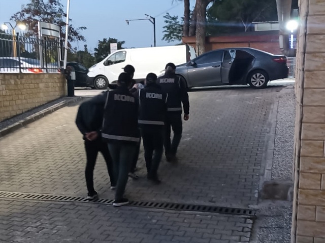 Kaçakçılık Ve Organize Suçlarla Mücadele Başkanlığı koordinesinde KAFES
Operasyonu çerçevesinde, Kaçakçılık ve Organize Suçlarla Mücadele Şube
Müdürlüğümüzce,
Tefecilik(TCK 241) suçu kapsamında İlimiz Yunusemre, Şehzadeler ve Soma
ilçelerinde yürütülen 3 farklı projeli çalışmada, Tefecilik, Yağma, Silahlı Tehdit ve
Nitelikli Dolandırıcılık suçlarına karıştıkları tespit edilen;

C.D., H.D., M.Ç., F.Ç., İ.Ç.,F.Ç. ve F.Ç. isimli şahıslar yakalanarak gözaltına
alınmış,
Yapılan aramalarda;
- 2 adet ruhsatsız tabanca
- 94 adet fişek
- 7 adet uyuşturucu hap
- Çok sayıda çek, senet ve sözleşme ele geçirilmiştir.

adli makamlara mevcutlu olarak sevk edilen 6 şahıs Tutuklanmış, 1 şahıs
serbest bırakılmıştır.
Manisa halkının huzur ve güvenliği için Manisa Emniyet Müdürlüğü olarak suç
ve suçlularla mücadelemiz aralıksız devam edecektir. ‎