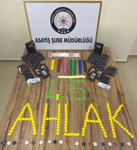 Manisa İl Emniyet Müdürlüğü Asayiş Şube Müdürlüğü Ahlak Büro Amirliği
görevlilerince yapılan çalışmalarda Şehzadeler ilçesinde bir ikamette kumar oynandığı
tespit edilmesi üzerine 23.10.2023 günü 00:30 sıralarında adreste yapılan aramada;

✔️ 70 deste iskambil kağıdı,
✔️ 26 adet okey taşı,
✔️ 404 adet pul,
✔️ 4 adet zar,
✔️ 400 TL para,
✔️ 3 adet hesap defteri,
✔️ 2 adet uyuşturucu hap ele geçirilmiştir.

Konuyla ilgili kumar oynadığı tespit edilen 6 şahsa Kabahatler Kanununun 34.
maddesine göre 24.330 TL idari para cezası* uygulanmış, V. A. (30) isimli şahıs
hakkında Kumar Oynanması için Yer ve İmkan Sağlama ve TCK 191 (Kullanmak için
Uyuşturucu Madde Bulundurmak) suçlarından adli işlemlere başlanılmıştır.

Manisa halkının huzur ve güvenliği için Manisa Emniyet Müdürlüğü olarak suç
ve suçlularla mücadelemiz aralıksız devam edecektir.