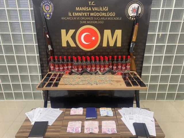Manisa İl Emniyet Müdürlüğü Kaçakçılık ve Organize Suçlarla Mücadele Şube Müdürlüğü, İl genelinde şüpheli şahısların; usulsüz "Sağlık Kurulu Raporu" düzenlettiği, kamuyu yüksek miktarlarda zarara uğrattıkları, bu yöntemle kendilerine haksız menfaat temin ettikleri tespit edilmesi üzerine, Manisa Cumhuriyet Başsavcılığı koordinesinde, TCK 220 (Suç İşlemek Amacıyla Örgüt Kurma) suçu kapsamında CMK 135-140 tedbirleri uygulanarak,  il genelinde yürütülen projeli çalışmada;

Örgütün faaliyetleri kapsamında: "Nitelikli Dolandırıcılık, Resmi Belgede Sahtecilik, Rüşvet" suçlarına karıştıkları tespit edilen, aralarında kamu personelinin de bulunduğu,  hiyerarşik yapı içerisindeki (26) şüpheli şahsın gözaltına alınması ve suç unsurlarının tespiti amacıyla İlimiz merkezli, İzmir ve Antalya illerinde 26 adreste 03.11.2023 günü saat:07.00’da eş zamanlı olarak gerçekleştirilen operasyonda 26 şahıs yakalanarak gözaltına alınmıştır. Operasyon kapsamında yapılan aramalarda;

-1 adet ruhsatsız tabanca
-3 adet kuru sıkı tabanca
-3 adet av tüfeği
-748 adet tarihi sikke
-168 adet fişek
-27 şişe kaçak alkol
-108.000 TL
-Çok sayıda belge ve döküman ele geçirildi.

Tamamlanan tahkikatın ardından 06.11.2023 günü mevcutlu olarak adli makamlara sevk edilen 26 şüpheli şahsın tamamı "Tutuklama" talebiyle Mahkemeye sevk edilmiş, Mahkemece; 4 Şüpheli Şahıs serbest bırakılmış, 12 şüpheli şahıs ADLİ KONTROL KARARI ile serbest bırakılmış olup; 10 Şüpheli Şahıs tutuklandı,