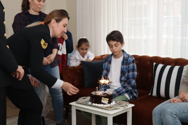 Manisa İl Jandarma Komutanlığı  Şırnakta Şehit düşen Jandarma Uzman Çavuş Şevket KOLONKAYA’nın oğlu Tunay KOLONKAYA’nın 02 Aralık 2023 günü 13. doğum günü olması vesilesiyle İl Jandarma Komutan Vekili  J. Alb. Şener ŞEN ve eşi Özlem ŞEN hanımefendinin katılımlarıyla sürpriz kutlama yapmak için Şehit ailemiz evinde ziyaret edilmiştir.
