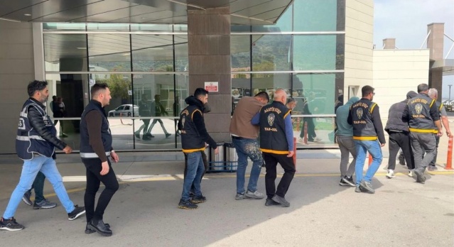 Manisa İl Emniyet Müdürlüğümüz Asayiş Şube Müdürlüğü Dolandırıcılık Büro Amirliği görevlilerince yapılan çalışmalarda,
Müşteki S. B. (34) isimli şahsın farklı tarihlerde kendisini avukat olarak tanıtan şahıslar tarafından araç alım satım işi bahanesiyle bankadan kredi çekilmek suretiyle yaklaşık 500.000 ₺ dolandırılması olayını gerçekleştiren şüpheli şahısların,
1- D. İ. (33), 
2- E. S. (38),
3- Ö. B. (36),  
4- Ö. A. (27),
5- S. A. (21) isimli şahıslar oldukları tespit edilmiş
Konuyla ilgili 5 şüpheli şahıs yakalanarak gözaltına alınmış, 
27.03.2024 günü sevk edildikleri adli makamlarca 5 şüpheli şahıs tutuklanmıştır.
            Manisa halkının huzur ve güvenliği için Manisa Emniyet Müdürlüğü olarak suç ve suçlularla mücadelemiz aralıksız devam edecektir.