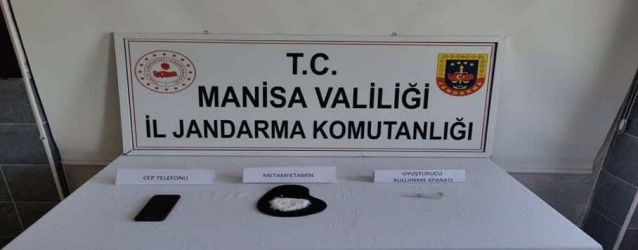 Manisa İl Jandarma Komutanlığı KOM Ş.Md.lüğü tarafından Uyuşturucu Madde İmal ve Ticareti yapan şahıslara yönelik yürütülen çalışmalar kapsamında Turgutlu ve Şehzadeler İlçe Jandarma Komutanlığı ekiplerince yapılan operasyonda; (S.D),(E.K)ve (K.M.C) isimli şahısların bulunduğu araçta yapılan aramada;

- 153,5 gr Metamfemin,
- 1 Adet Uyuşturucu Madde Kullanma Aparatı,
- 1 Gr. Afyon Sakızı yakalanmıştır.  
Gözaltına alınan şahıslar, Uyuşturucu Madde İmal ve Ticareti Yapmak suçundan tutuklanıp cezaevine teslim edilmiştir.