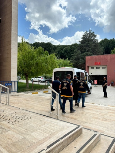İl Emniyet Müdürlüğümüz Asayiş Şube Müdürlüğümüz koordinesinde ilimiz genelinde aranan şahısların yakalanmasına yönelik olarak 17.05.2024 günü saat 06:30’da 28 adreste eş zamanlı olarak yapılan operasyonda,

- İfadeye yönelik 11 şahıs,
- ⁠0-5 yıl arası hapis cezası ile 10 şahıs,
- 5-10 yıl arası hapis cezası ile 4 şahıs,
- ⁠10-20 yıl hapis cezası ile 2 şahıs olmak üzere,

- Toplam 27 aranan şahıs (Dolandırıcılık 5, Kullanmak için Uyuşturucu Madde Bulundurmak 4, Hırsızlık 3, Kasten Yaralama 2, Diğer suçlar 13) yakalanmış,

- Sevk edildikleri adli makamlarca 16 şahıs tutuklanarak cezaevine teslim edilmiştir.

Manisa halkının huzur ve güvenliği için Manisa Emniyet Müdürlüğü olarak suç ve suçlularla mücadelemiz aralıksız devam edecektir.