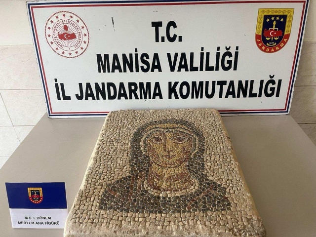 Meryem Ana figürlü mozaik ele geçirildi.
 Manisa İli Akhisar İlçesi Reşatbey Mahallesinde Manisa İl Jandarma Komutanlığı KOM Şube Müdürlüğü ve Akhisar İlçe J.K.lığı ekiplerince S.K. (1995/E) isimli şahsın evinde yapılan aramada;

Milattan Sonra 1. Döneme ait olduğu değerlendirilen ve piyasaya (50) Milyon TL.ye satılmaya çalışılan Meryem Ana figürlü mozaik eser ele geçirilmiştir.

Bahse konu eser Manisa Müze Müdürlüğüne teslim edilecek olup, şüpheli S.K hakkında adli işlemlere başlanmıştır.