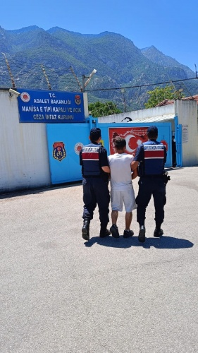 Manisa İl Jandarma Komutanlığınca Turgutlu ilçesinde 07.07.2024 günü Turgutlu ilçe J.K.lığı tarafından yakalanan ve “Gece Vakti Yağma, Hükümlünün veya Tutuklunun Kaçması, Hakaret” suçlarından kesinleşmiş 25 Yıl 124 Ay 47 gün cezası bulunan C.Ö. isimli şahıs, çıkarıldığı adli makamlar tarafından tutuklanarak Manisa E Tipi Kapalı Ceza İnfaz Kurumuna teslim edilmiştir.