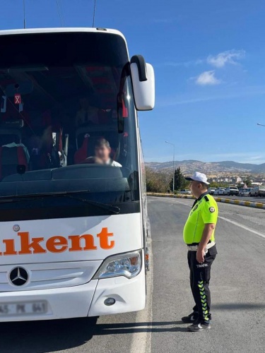Manisa İl Emniyet Müdürlüğü Trafik Tescil ve Denetleme Şube Müdürlüğü ve
İlçe Trafik Birimleri tarafından 9-14 Ekim 2024 tarihinde, tarafından 18 Ekip ve 37
Personelin katılımıyla Terminallerde Otobüslere yönelik Emniyet Kemeri Denetimi ve
Bilgilendirilmesi;

- 299 otobüs ve sürücüsü kontrol edilmiş,
- 4.160 yolcuya emniyet kemeri bilgilendirmesi yapılmış,
- 15.084₺ idari para cezası uygulanmıştır.