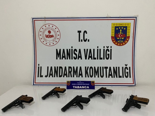 Manisa İli Şehzadeler İlçesinde O.M.(1958/E) isimli şahsın yasadışı yollarla temin ettiği tabancaları satacağı yönünde bilgiler elde edilmesi üzerine İstihbarat Şube Müdürlüğü ve Yunusemre İlçe Jandarma Komutanlığınca 19.11.2024  günü yapılan operasyonda;

- (9) Adet Ruhsatsız  Browning Tabanca,

- (9) Adet Tabanca Şarjörü,  

- (278) Adet Tabanca Fişeği ele geçirilmiştir.

Şüpheli gözaltına alınmış olup, adliyeye sevk edilecektir.