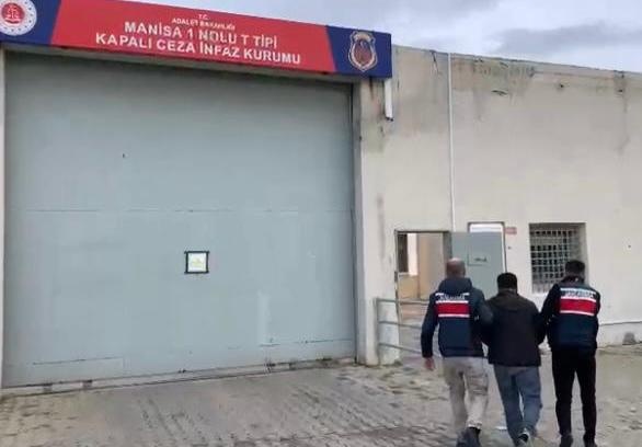 Manisa İl Jandarma Komutanlığı TEM Şube Müdürlüğünce 24.12.2024 günü Manisa İli Şehzadeler İlçesinde Terör Örgütü Propagandası Yapmak suçundan hakkında (1 yıl 3 ay) yakalama kararı bulunan M.Ç. (2000/E) isimli şahıs yakalanmıştır.
Şahsın sevk edildiği Manisa Cumhuriyet Başsavcılığında, hakkındaki diğer suçlar sebebiyle 18 yıl 44 ay daha kesinleşmiş cezasının olduğu anlaşılmıştır.
Toplamda 19 yıl 47 cezası olan M.Ç. isimli şahıs tutuklanarak Manisa T Tipi Kapalı C.İ.K.na teslim edilmiştir.