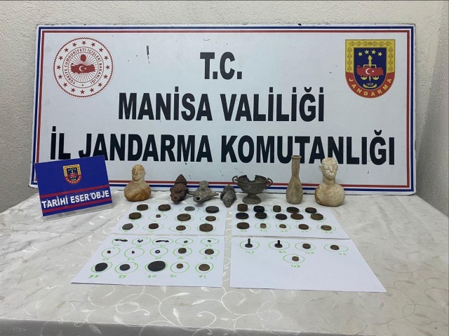 Kültür ve Tabiat Varlıklarını Koruma Kanununa Muhalefet.

Manisa ili Akhisar ilçesi Kethüda Mahallesinde  02.01.2025 günü Akhisar İlçe Jandarma Komutanlığı ve Manisa İl Jandarma Komutanlığı KOM Şube Müdürlüğü tarafından takibi yapılan şüpheli M.A. (E/1948) isimli şahsın ikametinde yapılan aramada;

◾47 Adet tarihi eser niteliği taşıdığı değerlendirilen metal obje,
◾ 2 Adet Mermer erkek figürlü tarihi eser niteliği taşıdığı değerlendirilen obje,
◾ 1 Adet tarihi eser niteliği taşıdığı değerlendirilen vazo,
◾ 1 Adet tarihi eser niteliği taşıdığı değerlendirilen metal kase,
◾ 3 Adet tarihi eser niteliği taşıdığı değerlendirilen obje tespit edilerek el konulmuştur.

Şüpheli M.A. hakkında C.Savcısının talimatları doğrultusuna 2863 SKM gereğince adli işlemlere başlanmıştır.