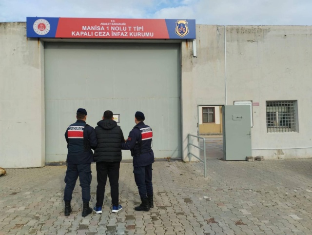 Manisa İli Yunusemre İlçesi Menemen Karayolu Yol Kontrol Noktasında 15.01.2024 günü icra edilen yol kontrolünde,  T.A. (1986/E) isimli şahsın yapılan kimlik sorgulamasında, verdiği bilgilerde uyuşmazlık olduğu tespit edilmiş ve şahsın Jandarma görevlilerine bir akrabasına ait kimlik numarasını söylediği tespit edilmiştir.

Şahsın yapılan gerçek kimlik sorgusunda;

- (2) Basit Yaralama
- (1) Çocuğun Cinsel İstismarı
- (1) Kişiyi Hürriyetinden Yoksun Kılma
- (1) Gece Vakti Yağma
- (1) Silahla Yağma
- (1) Hakaret
- (1) İnfaz Kurumuna ve Tutukevine Yasak Eşya Sokma olmak üzere (7) ayrı suçtan arandığı ve hakkında (40) yıl (40) gün kesinleşmiş hapis cezası bulunduğu tespit edilmiştir.

Yakalanan şahıs tutuklanarak Manisa T Tipi Kapalı Ceza İnfaz Kurumuna teslim edilmiştir.