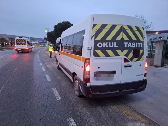 Okul servisleri denetlendi 13.416 TL Ceza 1 araç men
Manisa İl Emniyet Müdürlüğü Trafik Denetleme Şube Müdürlüğü ve İlçe Trafik birimlerimiz tarafından 18 Şubat 2025 tarihleri arasında 22 ekip ve 45 personelimiz ile gerçekleştirilen Okul Servisleri Denetimi sonucunda;

187 araç ve sürücüsü kontrol edilmiş, kusurlu görülen 6 araç ve sürücüsüne 2918 sayılı KTK’nın;
         75 (Okul taşıtı kuralları) maddesinden 4 Adet
         30/1-A (Teknik aksaklık) maddesinden 1 Adet
         39/3 (Geçerlilik süresi dolmuş ehliyet kullanmak) maddesinden 1 Adet
          Toplam 13.416 ₺ idari para cezası uygulanmış olup, 1 araç trafikten men edilmiştir.
İl Emniyet Müdürlüğümüzce öğrencilerimizin trafikte güvenliği seyahatleri için Okul Servis Araçları üzerinde denetimlerin aralıksız devam edecektir.