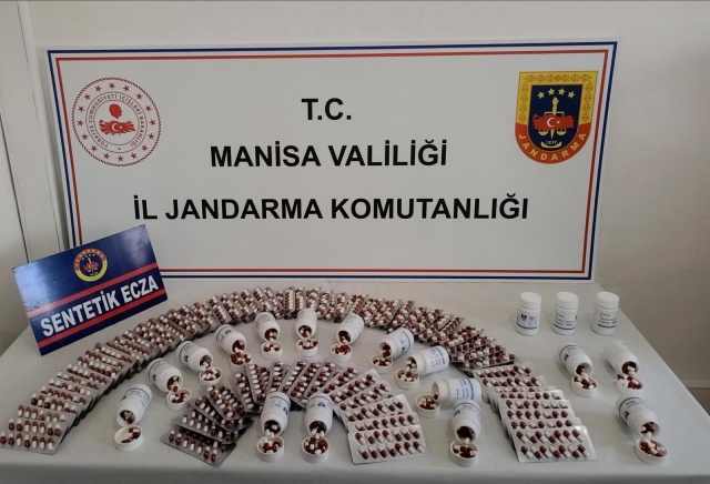 Uyuşturucu Madde İmal ve Ticareti.

Manisa ili Şehzadeler ilçesinde ikamet eden A.G.A.(1996/E)’nın Uyuşturucu Madde sattığı bilgisi elde edilmesi üzerine, Şehzadeler İlçe J.K.lığı tarafından, şahsın ikametinde 16.04.2025 tarihinde yapılan aramada (2.270) Adet Sentetik Hap ele geçirilmiştir.

Olay ile ilgili olarak Cumhuriyet Savcısının talimatı doğrultusunda şüpheli A.G.A. (1996/E), 16.04.2025 tarihinde Manisa Cumhuriyet Başsavcılığına sevk edilmek üzere gözaltına alınmıştır.