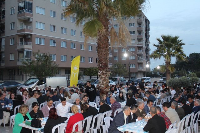 İYİ Parti Manisa İl Başkanı Hasan Eryılmaz, İlçe Başkanları ve yönetimleri ile iftar yemeğinde buluştu. 

İYİ Parti Manisa ailesi, İl Başkanı Hasan Eryılmaz’ın düzenlediği iftar yemeği organizasyonunda bir araya geldi.

İYİ Parti Manisa İl Başkanı Hasan Eryılmaz’ın iş yeri önünde düzenlenen iftar programına İYİ Parti Manisa İl Yönetimi, Meclis üyeleri, İYİ Parti’nin kent genelindeki İlçe Başkanları, ilçe yönetimleri ve parti üyeleri bir araya geldi.

Birlik ve beraberliklerinin daim olmasını temenni eden İYİ Parti Manisa İl Başkanı Hasan Eryılmaz, düzenlediği iftar yemeğine katılan tüm İYİ Partililere teşekkür etti. 

Program, hatıra fotoğrafı çekimiyle sona erdi.