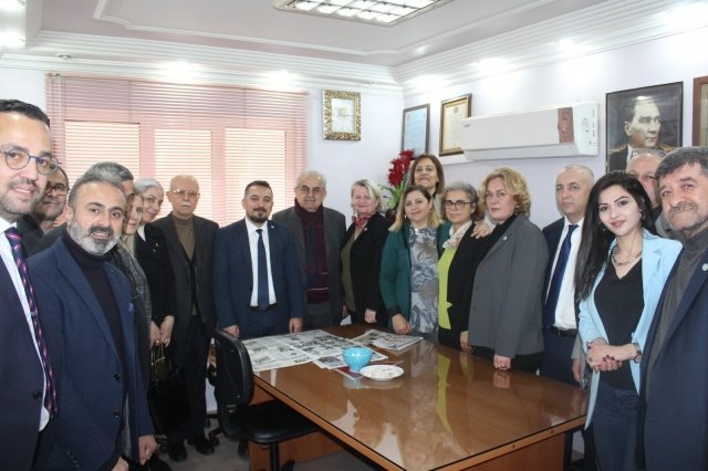 BAŞKAN ERYILMAZ’DAN YOĞUN TEMPO: BİR GÜNDE 9 ESNAF ODASI ZİYARETİ

İYİ Parti Manisa İl Başkanı Hasan Eryılmaz, kentin esnaf odalarını ziyaret ederek sorunlarını dinlemeye devam ediyor.  Bir gün içerisinde 9 farklı esnaf odasının ziyaret eden Başkan Eryılmaz, sorunları dinleyerek bir rapor haline getirecek. 

Pandemiden bu yana ekonomik olarak zorlu günler geçiren yaşanan esnaf kesimlerinin sorunlarını dinleyerek rapor hazırlayan İYİ Parti Manisa İl Başkanı Hasan Eryılmaz, Manisa’da esnaf odalarını ziyaret etmeye devam ediyor. 

Başkan Eryılmaz, esnaf odaları ziyaretleri kapsamında bir gün içerisinde 9 farklı esnaf odasını dinledi. 

Manisa Ayakkabıcılar Esnaf Odası, Marangozlar Odası, Madeni Sanatkarlar Odası, Şoförler ve Otomobilciler Odası, Pazarcılar Odası, Elektronik Ürün Telekomünikasyon Malzemeleri Esnaf Odası, Terziler Esnaf Odası, Lokantacılar Odası ve Bakkallar Odası’nı ziyaret eden Başkan Eryılmaz, bir dokundu bin ah işitti. 

“ESNAFLARIMIZ DAYANAMAZ DURUMDA”

İYİ Parti Manisa İl Başkanı Hasan Eryılmaz ziyaretlerine ilişkin yaptığı açıklamada, “İYİ Parti Manisa İl Başkanlığı ve tüm ilçe başkanlıklarımız olarak toplumun her kesimine giderek şikayetçi olduklarını ve taleplerini dinliyoruz. Esnaflarımız, pandemi döneminden bu yana ciddi zorluklar yaşıyor. ‘Esnafa destek’ adı altında verilen krediler, esnafları daha da borç batağına çekti. Vergi yükü altında boğulan, kredilerine ödemekte zorlanan, elektrik ve doğalgaz faturaları nedeniyle beli bükülen esnaflarımız, ekonomik anlamda artık dayanamaz durumda. Esnaflarımızın tüm sorunlarını ve taleplerini not aldık. Notlarımızı bir rapor haline getirip Genel Merkezimize sunacağız. Bizleri ağırlayan tüm Esnaf Odası Başkanlarımız ve yönetimlerine teşekkür ediyorum” ifadelerini kullandı.