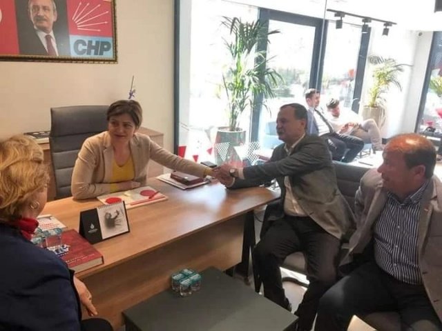 “BU KARAR HUKUKSUZDUR, BAŞKANIMIZIN YANINDAYIZ”
Ziyaret sonrası açıklamalarda bulunan CHP’li Balaban, verilen kararın hukuksuz bir karar olduğuna dikkat çekerek İstanbul İl Başkanı Canan Kaftancıoğlu ile dayanışma içinde olacaklarını ifade etti. 
CHP’li Balaban açıklamasında şu ifadelere yer verdi: “Verilen karar hukuksuz bir karardır. CHP’nin tüm örgütleri ve halkımız bu hukuksuz karara karşıdır. CHP Manisa milletvekillerimiz başta olmak üzere, il başkanlığımız, ilçe başkanlıklarımız, belediye başkanlarımız, kadın ve gençlik kollarımız olmak üzere Canan Kaftancıoğlu’nun sonuna kadar yanındayız.”