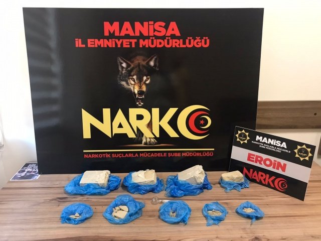 Manisa İl Emniyet Müdürlüğümüz Narkotik Suçlarla Mücadele Şube Müdürlüğü ve Asayiş Şube Müdürlüğü görevlilerince uyuşturucu veya uyarıcı madde ticareti yapan, nakleden ve kullanan şahıslara yönelik yapılan çalışmaları kapsamında Yunusemre ilçesinde durdurulan bir araçta yapılan aramada;
- 9 parça halinde 1 kilo 794 gram Eroin maddesi ele geçirilmiştir.
Konuyla ilgili 1 şüpheli şahıs uyuşturucu veya uyarıcı madde imal ve ticareti yapmak suçundan gözaltına alınarak adli işlemlere başlanılmıştır.