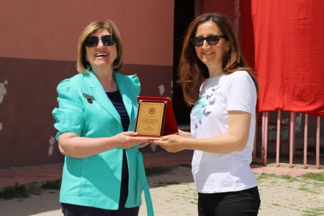 Kargınışıklar Basri Koçyiğit Ortaokulu bahçesinde saygı duruşu ve İstiklal Marşı ile başlayan programda Kargınışıklar Basri Koçyiğit Ortaokulu Müdürü Hakan GÖNBE açılış konuşması yaptı.Türk Kadınlar Konseyi Derneği Manisa Şubesi Başkanı Sayın Melahat UZ “konuşmasında babamın adını taşıyan okulumuzda bu anlamlı etkinlikte sizlerle birlikte olmaktan çok mutluyum.Sayın Kaymakamımız Adem KAYA başta olmak üzere okulumuz müdürü öğretmenleri ve öğrencilerimize çok teşekkür ediyorum dedi.Projeler hakkında bilgiler verdi. Etkinlikte yardımlarını esirgemeyen Ziya Gökalp Nurettin Kelem Ortaokulu Müdürü İsmail Hakkı GÜL’e ; Kargınışıklar Basri Koçyiğit Ortaokulu Müdürü Hakan GÖNBE’ye ve Demirci Mesleki ve Teknik Anadolu Lisesi Öğretmeni İlknur BURSALI’ya günün anısına plaket takdim etti ve çalışmalarında başarılar dilediğini belirtti.