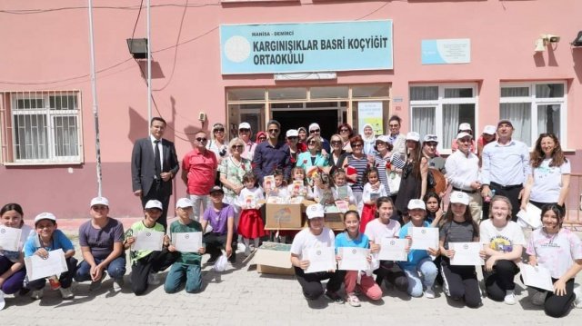 TÜRK KADINLAR KONSEYİ DERNEĞİ MANİSA ŞUBE KURUCU BAŞKANI MÜBECCEL KAFKASLI, MANİSA ŞUBE BAŞKANI MELAHAT UZ DERNEK ÜYELERİ İLE BİRLİKTE “TARIMDA FARKINDALIK” PROJESİ KAPSAMINDA KARGINIŞIKLAR MAHALLESİ’NDE FİDAN DİKİM ETKİNLİĞİ GERÇEKLEŞTİRDİLER