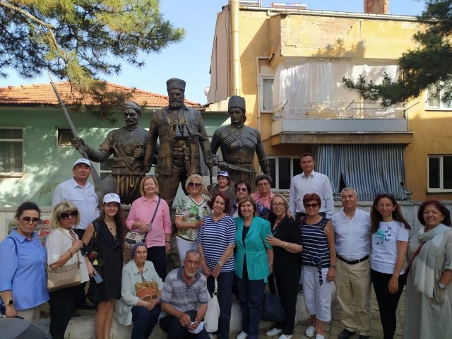 Ziya Gökalp Nurettin Kelem Ortaokulu öğrencilerine ve öğretmenleri Bilgin GÖK’e “Fidan Dikim Sertifikası“ Demirci Kaymakamı Adem KAYA tarafından takdim edilmesinin ardından hatıra fotoğrafı çekildi.
Türk Kadınlar Konseyi Derneği 1959 yılında Ankara’da kurulmuştur.
Bakanlar Kurulu kararıyla “TÜRK” adını kullanma hakkı ve “Kamu Yararına Çalışan Dernek” statüsünü kazanmıştır.
Genel Merkezi Ankara’da olan derneğimiz, 20 şubesi ile hizmet vermektedir.
Amacımız Türk kadınlarının maddi ve manevi kalkınmasında dayanışmayı sağlamak,
Kadında; anne, eş, yurttaş ve kişi olmak bakımından bilinç ve sorumluluk duygularını uyandırmak ve geliştirmek.
Ayrıca insan hakları ve kadın-erkek eşitliği ile kadınlara karşı her türlü ayrımcılığın önlenmesi konularında ülke genelinde yürütülen çalışmalara katılarak desteklemektir.