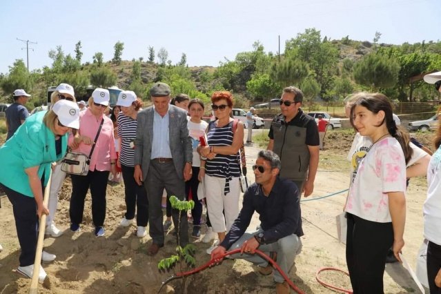 Etkinliğe; Demirci Kaymakamı Adem KAYA, İlçe Milli Eğitim Müdürü Yüksel KOCABAŞ, İlçe Tarım ve Orman Müdürü Faruk ŞENYURT, Demirci Orman İşletme Müdürü Tayfun DOĞAN, Ziraat Odası Başkanı Mehmet KARAKAYA, Ziya Gökalp Nurettin Kelem Ortaokulu Müdürü İsmail Hakkı GÜL ve Demirci Akıncılar Derneği Başkanı Hüseyin KINCI ve yönetim kurulu üyeleri okul idaresi ile öğrencileri katıldı.