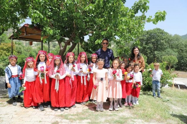 Ziya Gökalp Nurettin Kelem Ortaokulu 6. Sınıf öğrencisi Ayşe Sena BURSALI ve Kargınışıklar Basri Koçyiğit Ortaokulu 5.sınıf öğrencisi Talha ÇİÇEKKAYA Orman konulu şiirlerini okudular. Anasınıfı öğrencilerinin gösterileri ile devam eden program ilkokul öğrencilerinin Harmandalı Gösterileri ile sona erdi.