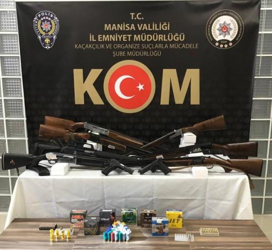 KONU: Suç İşlemek Amaçlı Örgüt Kurma, Örgüte Üye Olma, Örgüt Adına Suç İşleme suçlarına yönelik
operasyon
Kaçakçılık ve Organize Suçlarla Mücadele Şube Müdürlüğü tarafından Ahmet ilçesinde ikamet eden şahısların
örgütlü bir şekilde vatandaşlar üzerinde baskı, cebir, tehdit ve şiddet yöntemlerini kullanarak suç işlemek amacıyla
bir araya geldikleri tespit edilmiştir. Yapılan çalışmalar neticesinde Ahmetli, Turgutlu, Salihli ilçelerinde ikamet eden
ve birlikte hareket ettikleri değerlendirilen şahıslara yönelik olarak;
Turgutlu Cumhuriyet Başsavcılığının talimatları doğrultusunda müşterek olarak Yağmaya Teşebbüs, 6136 Sayılı
Ateşli Silahlar ve Bıçaklar ile Diğer Aletler hakkındaki kanuna muhalefet, Uyuşturucu Ticareti, Kasten Yaralama, Özel
Hayatın Gizliliğini İhlal, Nitelikli Hırsızlık suçlarını işleyen şüphelilere yönelik olarak 04.07.2022 günü saat: 06:00’
da 213 personelle yapılan eş zamanlı operasyon sonucu 28 şüpheli yakalanarak gözaltına alınmış 8 şüphelinin
cezaevinde olduğu anlaşılmış olup diğer şüphelileri yakalama çalışmaları devam etmektedir. Şüphelilerden ve
ikametlerinde yapılan aramalarda;
1- 7 adet Ruhsatsız tüfek
2- 1 adet tabanca
3- 1 adet kurusıkı tabanca
4- 118 tabanca fişeği
5- 1 adet tabanca şarjörü
6- 216 adet tüfek kartuşu
7- 35,30 gr. Metanfetamin
8- 4 gr. Esrar maddesi
9- 18 adet uyuşturcu hap
10- 6 adet uyuşturucu aparatı
11- 1 adet bıçak ele geçirilmiştir.

04.07.2022