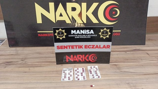 Manisa İl Emniyet Müdürlüğü Narkotik Suçlarla Mücadele Şube Müdürlüğü ve Şehzadeler İlçe Emniyet Müdürlüğü görevlilerince uyuşturucu veya uyarıcı madde ticareti yapan, nakleden ve kullanan şahıslara yönelik yapılan çalışmalar kapsamında Şehzadeler ilçesinde durdurulan şahısların üzerinde yapılan aramada;
- 14 adet Regapen isimli Sentetik Ecza, ele geçirilmiştir.
Konuyla ilgili 2 şüpheli şahıs yakalanmış, H.U. (18) isimli 1 şüpheli şahıs uyuşturucu veya uyarıcı madde imal ve ticareti yapmak suçundan gözaltına alınarak sevk edildiği adli makamlarca tutuklanmıştır.

Manisa halkının huzur ve güvenliği için Manisa Emniyet Müdürlüğü olarak suç ve suçlularla mücadelemiz aralıksız devam edecektir.