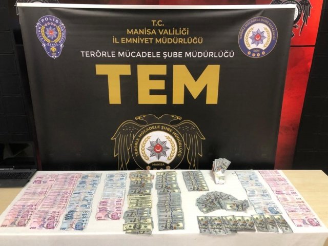 Manisa Emniyet Müdürlüğü Terörle Mücadele Şube Müdürlüğü tarafından FETÖ/PDY Silahlı
Terör Örgütünün Manisa güncel öğrenci ve bayan yapılanmasına yönelik 10.10.2022 günü gerçekleştirilen
eş zamanlı operasyonda; ( (14) şüpheli gözaltına alınmış,
 Yapılan aramalarda çok sayıda cep telefonu, sim kart, tablet ve bilgisayar ile 30.946 Amerikan Doları
2.550 Euro ve 122.235 Türk Lirasına el konulmuş, konu ile ilgili çok yönlü olarak tahkikata başlanılmıştır.