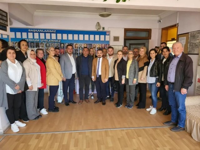 HALKIN SORUNLARINI DİNLEDİLER

Başkan Eryılmaz, Demirci ziyaretinin ikinci gününde de kahveleri, işletmeleri ve Demirci çarşısını ziyaret ederek vatandaşlarla bir araya geldi.