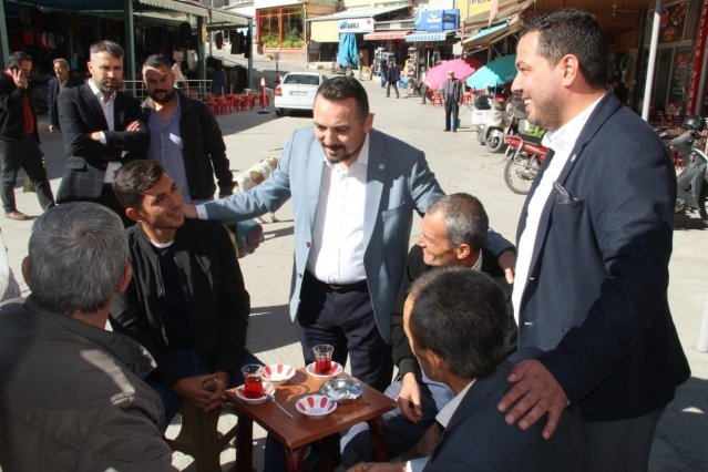 Vatandaşa bir dokunup bin ah işiten İYİ Parti Manisa İl Başkanı Hasan Eryılmaz, Demirci programına ilişkin şu ifadeleri kullandı, “Demirci ilçemiz, Manisa merkezinden uzakta ve nüfus olarak küçük nedeniyle zaten dezavantajlı bir durumdayken, bir de belediyeler eliyle de hiçbir hizmet yapılmadığını görüyoruz. Demirci’de Eğitim Fakültesi olmasına rağmen üniversite şehri hakime getirilmemiş, sosyal hayat çok kısıtlı. Genç nüfus hem işsizlik, hem de sosyal hayat eksikliği nedeniyle gidiyor, Demirci sürekli göç veriyor. Tarım ve hayvancılık alanlarında durum zaten ortada, çiftçi girdi maliyetleri nedeniyle çok zor durumda. Demircili vatandaşlarımız bir an önce ekonomik ve sosyal sorunlarının çözülmesini bekliyor” ifadelerini kullandı.