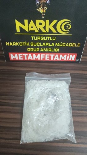 Manisa İl Emniyet Müdürlüğü Narkotik Suçlarla Mücadele Şube Müdürlüğü ve Turgutlu Narkotik Suçlarla Mücadele Grup Amirliği görevlilerince uyuşturucu veya uyarıcı madde ticareti yapan, nakleden ve kullanan şahıslara yönelik yapılan çalışmalar kapsamında Turgutlu ilçesinde durdurulan bir araçta yapılan aramada;
- 50,44 gram Metamfetamin maddesi ele geçirilmiştir.
Konuyla ilgili 2 şüpheli şahıs uyuşturucu veya uyarıcı madde imal ve ticareti yapmak suçundan gözaltına alınmış, sevk edildikleri adli makamlarca H. D. (41) isimli 1 şüpheli şahıs tutuklanmıştır.

Manisa halkının huzur ve güvenliği için Manisa Emniyet Müdürlüğü olarak suç ve suçlularla mücadelemiz aralıksız devam edecektir.