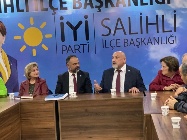 Gürhan Özcan 20 yıla yakın bir süredir Manisada vatandaşlarla hizmet etmektedir. Gürhan Özcan Gazi üniversitesi tıp fakültesi mezunu, uzmanlığını Ankara Eğitim ve Araştırma Hastanesinde yapmıştır. Öğrencilik yıllarında milliyetçi görüşü ile ön planda olan bir kişiydi, sonraki yıllarda da aynı çizgide devam etmiştir.
