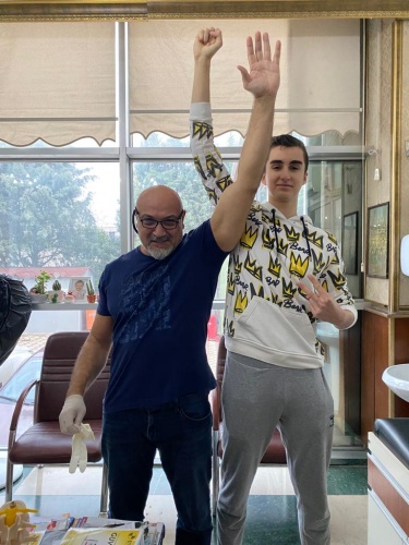 İYİ Parti'den Manisa Milletvekili aday adayı  olan Operatör Doktor Gürhan Özcan manisa ilçelerinde yaptığı ziyaretler sırasında her ilçede daha önce sağlığına kavuşturduğu hastalarıyla duygusal anlar yaşadı.